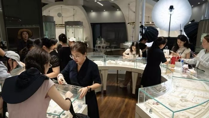 Beijing Luck and Power Jewelry Company Limited. natural freshwater pearl jewelry fashion display