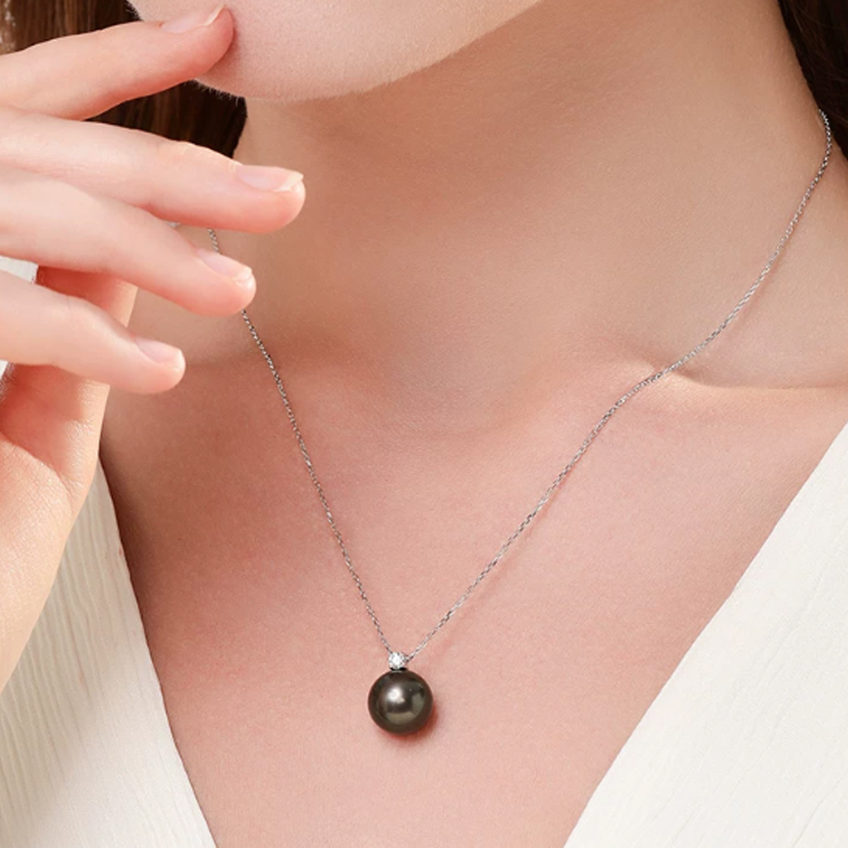 大溪地黑珍珠戴妃项链孔雀绿拉贡18K金王妃款天然钻石吊坠 Freshwater Pearl Necklace detail view
