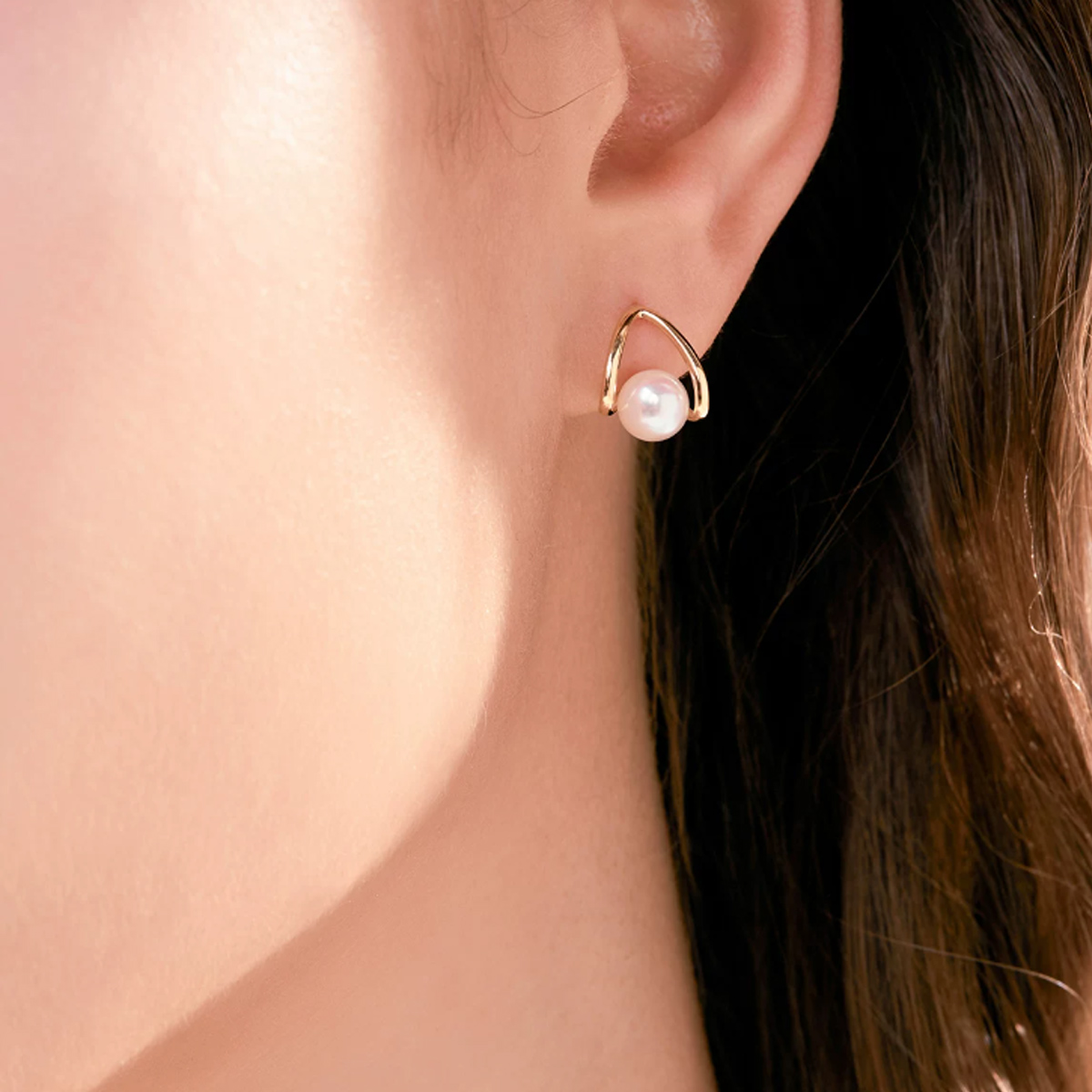 海水Akoya珍珠耳钉18K金括弧形耳环 Freshwater Pearl Earrings detail view